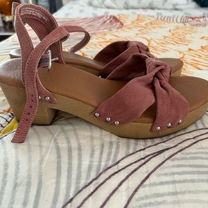Universal Thread mauve sandals